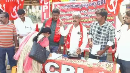 పాణ్యం: కరోనా లో రద్దయిన  రైళ్ల పునరుద్ధరణకు కల్లూరు మండలం లో ,CPI నగర సహాయ కార్యదర్శి శ్రీనివాసరావు సంతకాల సేకరణ