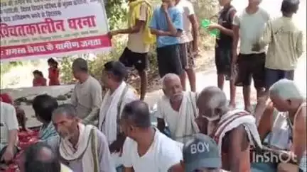 बड़हरा: सेमरा गांव में सड़क पर कब्जे को लेकर ग्रामीणों ने अनिश्चितकालीन धरने का आयोजन किया