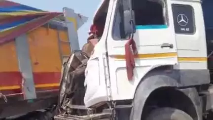 शेखपुरा: सिरारी गांव के समीप दो हाईवा की भीषण टक्कर, चालक फंसा, पुलिस ने अस्पताल पहुंचाया