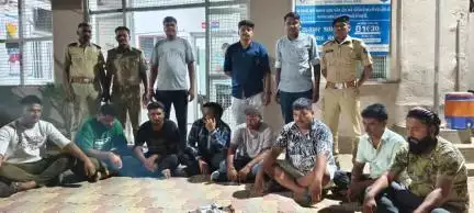 જેતપુર પાવી: કસ્બા ફળીયામાં એક મકાનમાં પત્તા પાના વડે હારજીતનો જુગાર રમતા 8 ઈસમને પોલીસે ઝડપી લીધા