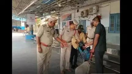 నగరంలోని రైల్వే స్టేషన్‌లో తనిఖీలు చేపట్టిన రైల్వే ఎస్సై ప్రవీణ్ కుమార్, గంజాయి రవాణా చేస్తే జైలు శిక్ష తప్పదని హెచ్చరిక
