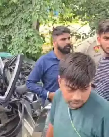 जगाधरी: छछरौली में सोम नदी पुल पर ट्रैक्टर-ट्रॉली ने कार को मारी टक्कर, मौके पर पहुंची पुलिस