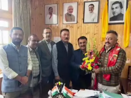शिमला शहरी: हिमाचल प्रदेश विश्वविद्यालय के नवनियुक्त कुलपति प्रो. महावीर सिंह ने शिमला में शिक्षा मंत्री से की शिष्टाचार भेंट