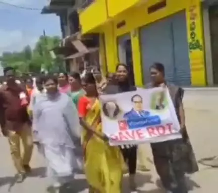 ఉరవకొండ: ఆర్డీటీని పరిరక్షించాలని డిమాండ్ చేస్తూ వజ్రకరూరులో ప్రజలు భారీ ర్యాలీ నిర్వహణ