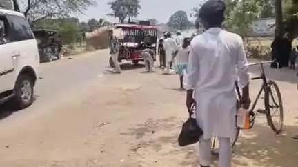 नानपारा: नानपारा रेलवे क्रॉसिंग के पास अनियंत्रित होकर पलटा ई-रिक्शा, हादसे में दो घायल