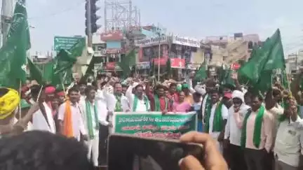 అసిఫాబాద్: టైగర్ జోన్ రద్దు చేయాలంటూ జిల్లా కేంద్రంలో తుడుందెబ్బ ఆధ్వర్యంలో భారీ ర్యాలీ నిర్వహణ