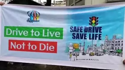 মোহনপুর: যান দুর্ঘটনা রোধে ট্রাফিক বিধি মেনে চলার কর্মসূচি হাতে নিয়ে রাজধানীর রাস্তায় নামল সঞ্জীবনী সামাজিক সংস্থা