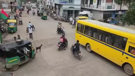 વાંકાનેર: શહેરના નવાપરા જીઆઇડીસી નાકા નજીકથી વિદેશી દારૂના જથ્થા સાથે રિક્ષા ચાલક ઝડપાયો