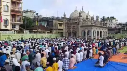 মোহনপুর: রাজধানীর গেদু মিয়া মসজিদে ইদের নমাজ আদায় মুসলিম ধর্মাবলম্বী মানুষদের