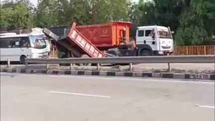 कुदरा: कुदरा ब्लॉक के पास ट्रैक्टर का टूटा गुला, ट्राली पलटी और रेलिंग से टकराई, चालक बार-बार बचा