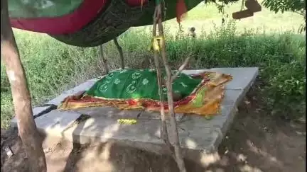 अमरपुर: महादेवपुर: पीर बाबा मजार पर हिंदू करते हैं कुर्बानी, चापाकल खराब होने से लोगों को हो रही दिक्कत