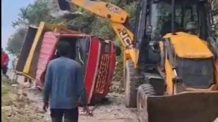 रुद्रप्रयाग: मक्कू-चोपता मार्ग पर ऊपर रोड से पलटकर नीचे वाली सड़क पर गिरा ट्रक, चालक की बाल-बाल बची जान