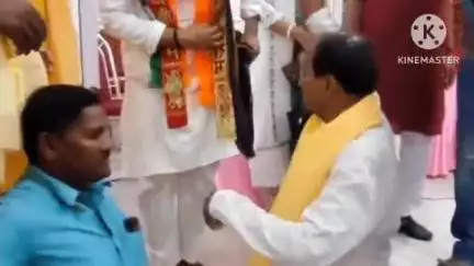 বাঁকুড়া ১: এক বিকলাঙ্গ বিজেপির কর্মীকে উত্তরীয় পরিয়ে এক রক্তদান শিবিরে সম্বর্ধনা জানাবেন বাঁকুড়ার বিজেপির বিধায়ক