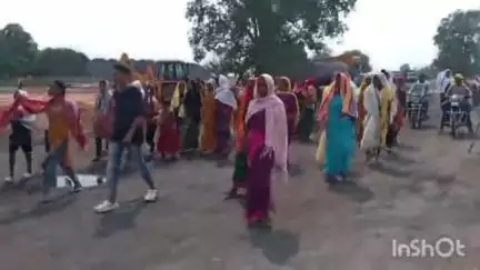 अंबिकापुर: साल्ही के प्रभावित किसानों ने पीसीबी कॉल ब्लॉक में लगभग 80-90 महिलाओं और पुरुषों के साथ कोयला वाहन गाड़ियों को किया जाम