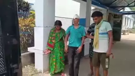 হরিহরপাড়া: হরিহরপাড়ার নসিপুর এলাকায় ঈদের দিন ঝুরি বিক্রি করতে যাওয়ার সময় পথ দুর্ঘটনায় আহত বিক্রেতা