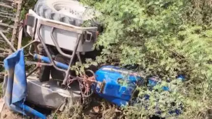 बिलग्राम: कछियनपुरवा गांव के पास ट्रैक्टर पलटने से चालक की मौत, 12 वर्षीय भतीजा गंभीर घायल, पुलिस ने कराया पोस्टमार्टम