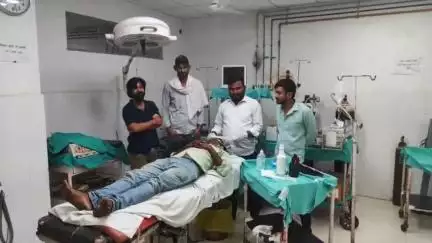 झालरापाटन: झालावाड़ के समीप खैराबाद निजी बस स्टैंड पर आइसक्रीम के ठेले को लेकर मारपीट, एक व्यक्ति घायल, झालावाड़ में किया उपचार