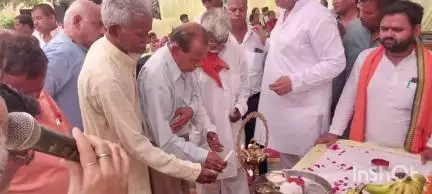 हरदोई: श्री राम जानकी मंदिर में सनमानी वैश्य समाज सेवा समिति द्वारा एक दर्जन जोड़ों का सामूहिक विवाह कराया गया