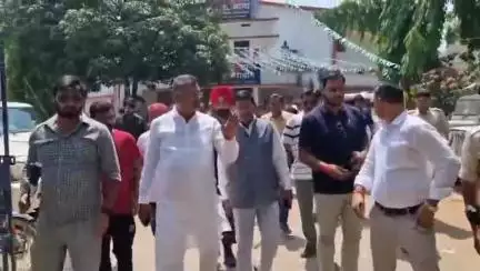 हज़ारीबाग: हजारीबाग: मेडिकल कॉलेज में लापरवाही उजागर करने वाले भाजपा नेता हिरासत में, भाजपा का थाने में धरना