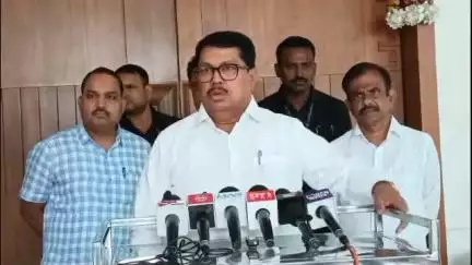 नागपूर शहर: स्टेरिंग एकमेकाचे ओढून करतील एक्सीडेंट:काँग्रेस नेता विजय वडट्टीवार यांनी मुख्यमंत्री सह उपमुख्यमंत्र्यांवर साधला निशाणा