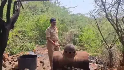 పాణ్యం: ఓర్వకల్ మండలం గుమితంతాండలో నాటుసారా స్థావరాలపై ఎక్సైజ్ అధికారులు దాడి, 900 లీటర్ల బెల్లం ఊట ధ్వంసం