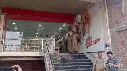 हाथरस: अलीगढ़ रोड लिबर्टी शोरूम में मैनेजर ने अज्ञात परिस्थितियों में लगाई फांसी, पुलिस मौके पर जांच में जुटी