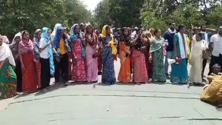 चारामा: सड़क बनाने की मांग को लेकर ग्रामीणों ने किया चक्का जाम
