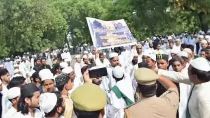 सीतापुर: ईदगाह में नमाज के बाद इसराइल के विरोध में नमाजियों ने किया प्रदर्शन, हाथों में पोस्टर-बैनर लेकर नारेबाजी