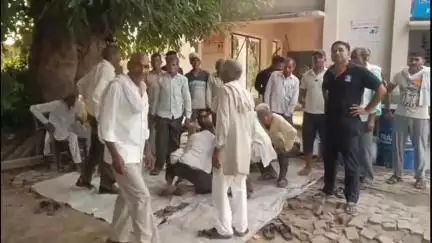 हसनपुर: हसनपुर के गांव चकोरी एवं महमुदपुर में बिजली आपूर्ति न मिलने से ग्रामीण परेशान, बिजली घर पर किया प्रदर्शन #jansamasya