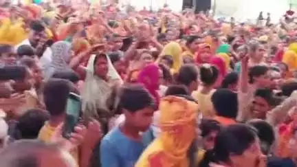 निवाड़ी: धर्मपुरा के चिरौली बाग सरकार में सामूहिक विवाह एवं श्रीमद् भागवत कथा में हुआ श्री कृष्ण जन्म का आयोजन