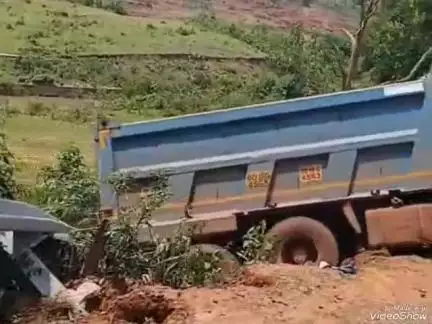 ଲକ୍ଷ୍ମୀପୁର: ଓଡ଼ିଆପେଣ୍ଠ ନିକଟରେ ହାଇୱା ସହ ଧକ୍କା ହେଲା ହାଇୱା,ଅଳ୍ପକେ ଵର୍ତ୍ତିଲା ଦୁଇ ଜୀବନ,ଯାତାୟାତ ହୋଇଥିଲା ବାଧାପ୍ରାପ୍ତ