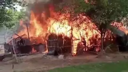 कासगंज: रहमतपुर माफी गाँव में लगी भीषण आग, एक भैंस झुलसी और बकरी की हुई मौत