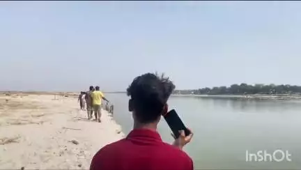 उन्नाव: गंगाघाट कोतवाली रेलवे पुल के नीचे गंगा नदी में नहाते समय 5 किशोर डूबे, 2 की मौत, 3 किशोरों की गोताखोरों ने बचाई जान