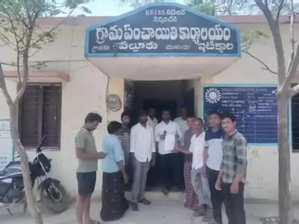 అలంపూర్: వల్లూరు గ్రామంలో వీధి కుక్కలను తరలించాలని గ్రామపంచాయతీ కార్యదర్శికి వినతిపత్రం అందజేసిన గ్రామస్తులు