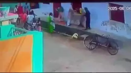 मंझनपुर: करारी में बिजली तार जोड़ने को लेकर पड़ोसियों में हुई मारपीट, सीसीटीवी फुटेज वायरल, पुलिस से की गई शिकायत