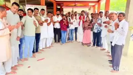 नसरुल्लागंज: मूंग खरीदी को लेकर मुख्यमंत्री की सद्बुद्धि के लिए कांग्रेसियों ने भेरूंदा के हनुमान मंदिर में किया सुंदरकांड पाठ
