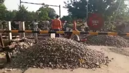 शोहरतगढ़: गोहनियां रेलवे फाटक मरम्मत के लिए बंद, इस रोड का आवागमन हुआ बाधित