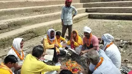 महमूदाबाद: बांसुरा में श्री ठाकुर जी शिव मंदिर में पक्के तालाब में शिवलिंग स्थापना के लिए भूमि पूजन किया गया