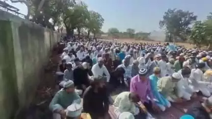 निवाड़ी: पृथ्वीपुर में मुस्लिम समाज ने धूमधाम से मनाया बक़रीद का पर्व, एक-दूसरे को गले मिलकर दी बधाई