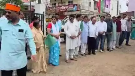 बैतूल नगर: विधायकों ने सांसद सुविधा केंद्र से पेयजल और आगजनी की समस्या से निजात दिलाने के लिए फायर टैंकर का वितरण किया