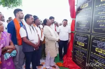 बलरामपुर: डिंडो में कृषि मंत्री राम विचार नेताम ने विभिन्न निर्माण कार्यों का किया भूमि पूजन एवं शिलान्यास