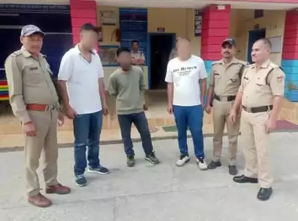 चमोली: गोपेश्वर पुलिस ने सार्वजनिक स्थान पर शराब पीकर हंगामा कर रहे 3 लोगों को किया गिरफ्तार, शामिल 2 पुलिसकर्मी सस्पेंड