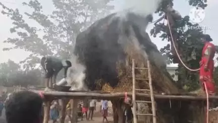बरकट्ठा: बसवाटांड़ में बिजली के तार से मचान में लगी आग, पुआल जलकर राख