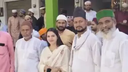 निवाड़ी: कांग्रेस नेत्री रोशनी यादव ने निवाड़ी स्थित मस्जिद पहुंचकर मुस्लिम समाज के लोगों को दी बक़रीद पर्व की बधाई