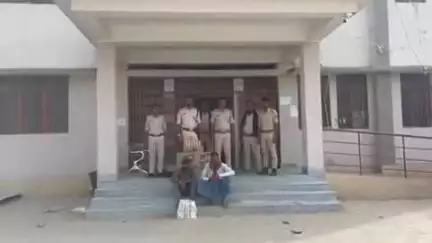 कुचायकोट: रामपुर माधो गांव के पास उत्पाद विभाग ने 90 लीटर शराब के साथ 2 लोगों को किया गिरफ्तार