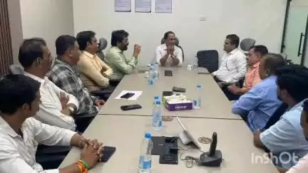 पालघर: बोईसर, पालघर येथील कारखान्यांना भेट देत श्रमिक उत्कर्ष सभा संघटनेच्या पदाधिकाऱ्यांनी कामगारांच्या समस्यांबाबत केली चर्चा