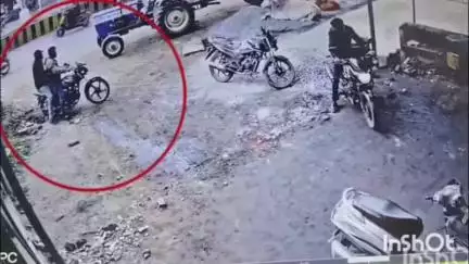 सरदारपुर: राजगढ़ में आदर्श सड़क पर नाले में गिरे बाइक सवार 2 युवक, CCTV कैमरे में क़ैद हुई घटना