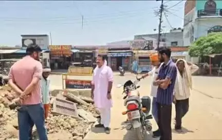 नौगढ़: नगर पालिका अध्यक्ष ने खजुरिया में नाला निर्माण कार्य का किया औचक निरीक्षण