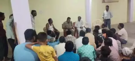 बड़वानी: छोटी कसरावद नर्मदा नदी पुल पर आत्महत्या की बढ़ती घटनाओं की रोकथाम हेतु पुलिस ने नाविकों, मछुआरों व लोगों के साथ की बैठक