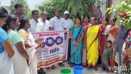 బాల్కొండ: మున్సిపల్ పరిధిలోని 1వ వార్డులో మొక్కలను పంపిణీ చేసిన మున్సిపల్ కమిషనర్ గోపు గంగాధర్
